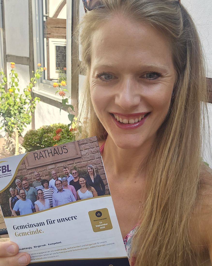 Katharina Nülsen mit dem FBL-Flyer zur Kommunalwahl 2026